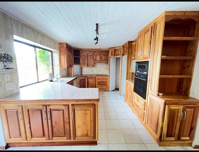 6 BEDROOM HOUSE FOR SALE IN PANORAMA